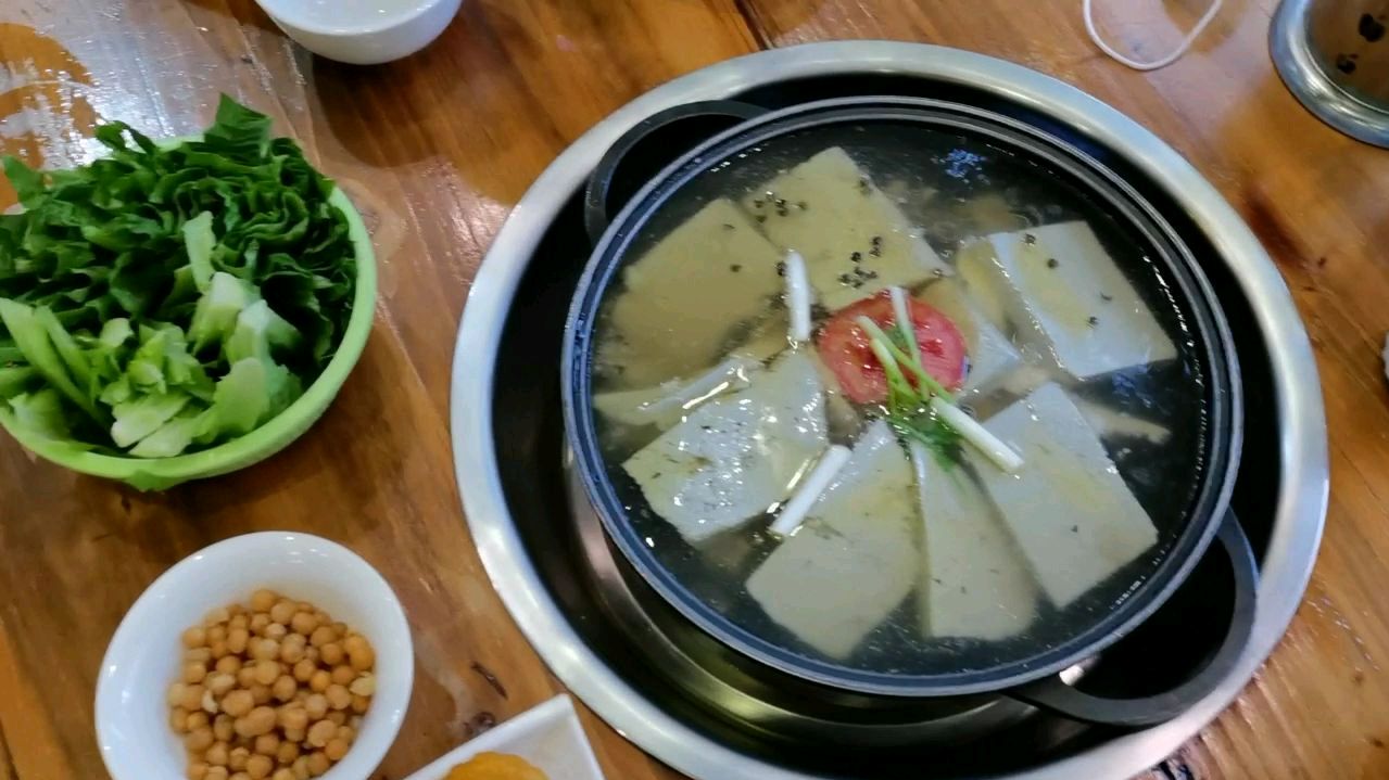 泸州市十五年鸡哈豆花火锅老店,52元的锅两个人吃的超饱