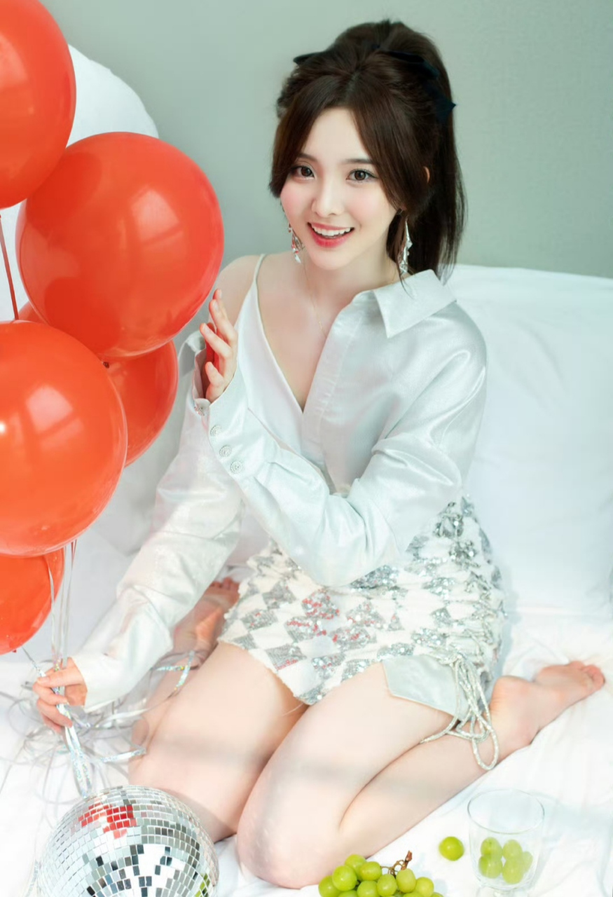 甜美可爱的宝藏女孩#郑乃馨# 肤白貌美,五官精致,身材窈窕,小家碧玉