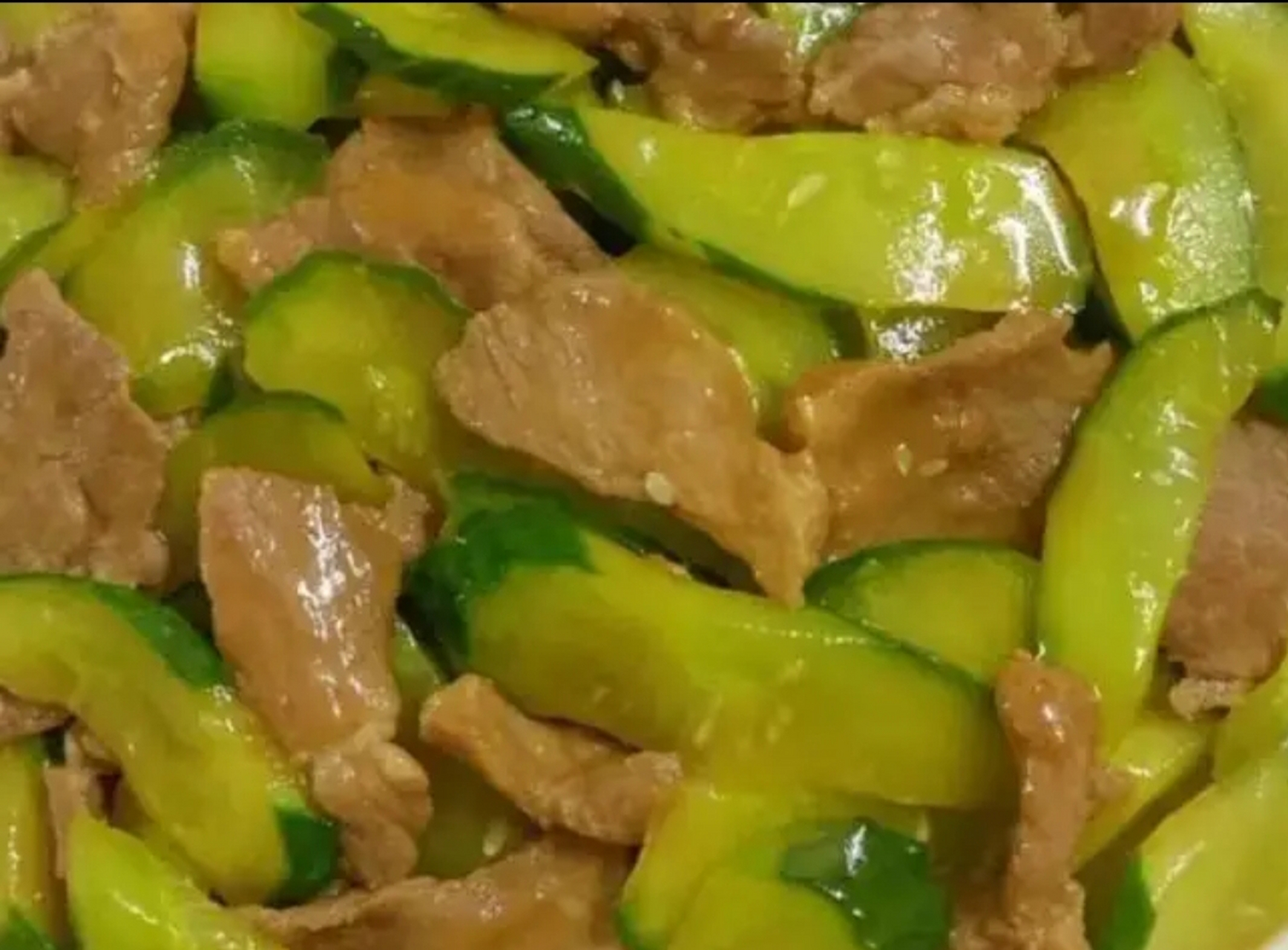 我的美食分享#  黄瓜炒肉  准备:黄瓜,瘦肉,蒜片,姜丝.