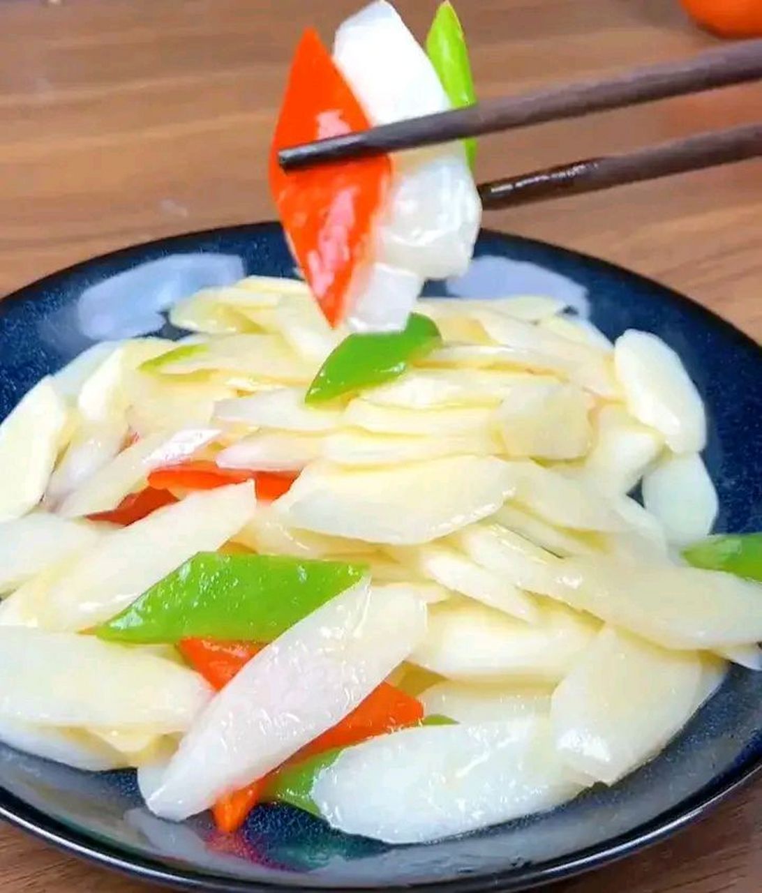 过年的餐桌上做一道这样的醋溜山药,酸爽解腻,全家人都爱吃  做法:  1