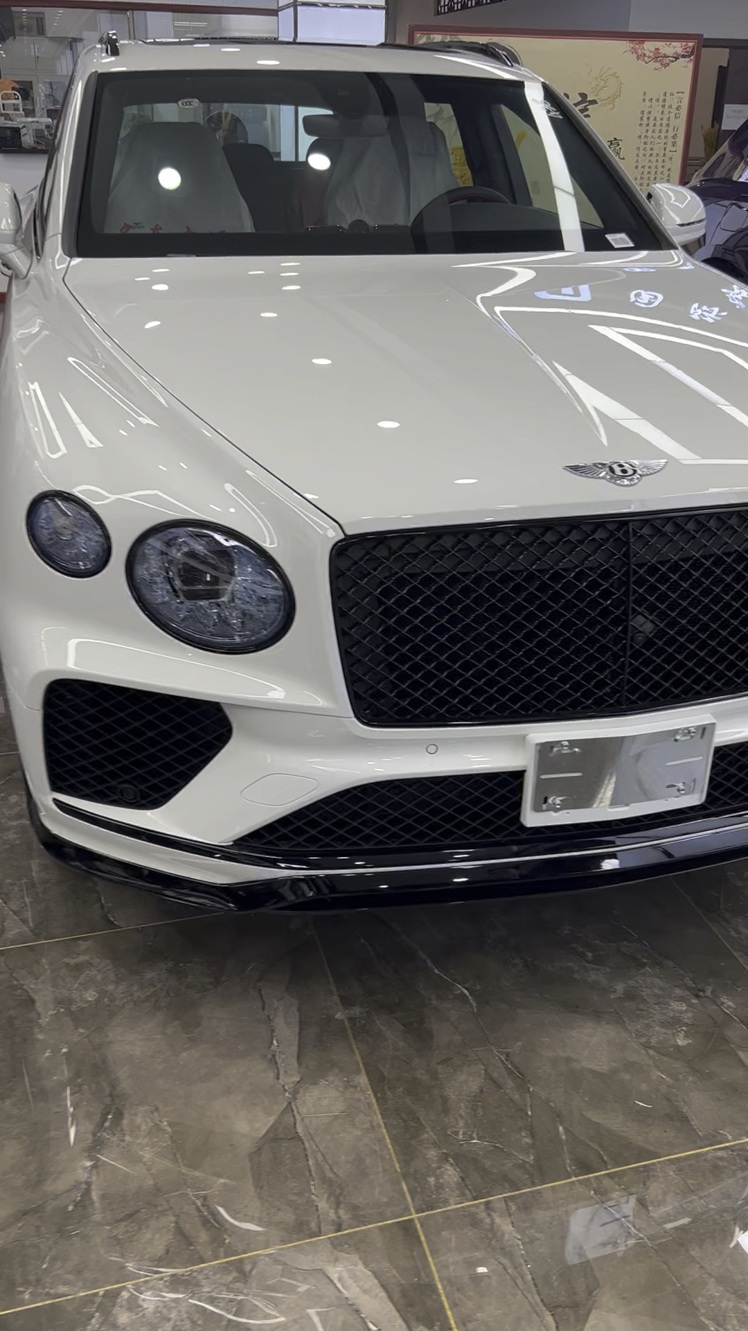 宾利添越全新款白色