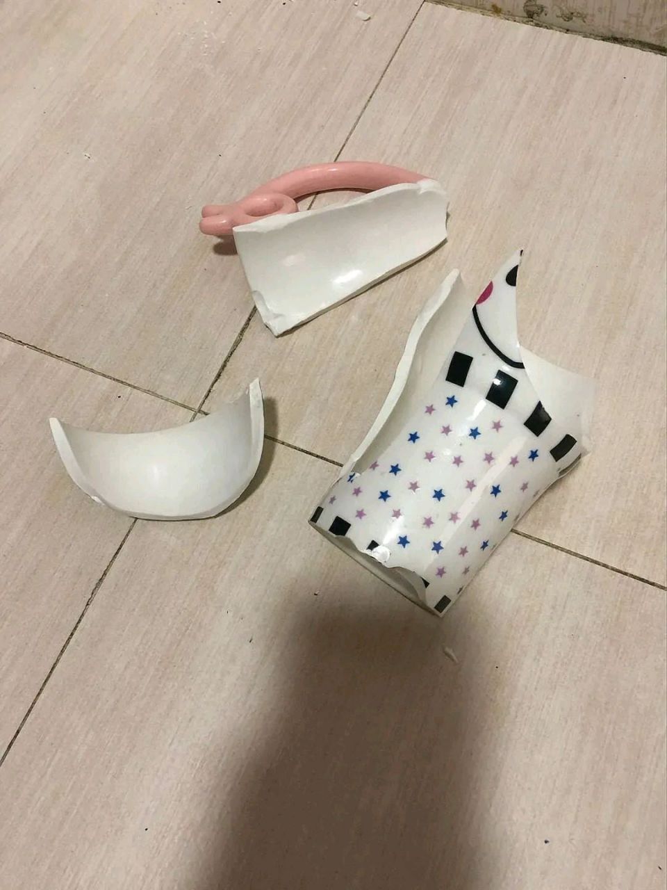 一岁半不到的男童小沐沐在玩耍时不小心把茶几上舅妈新买的杯子摔碎了