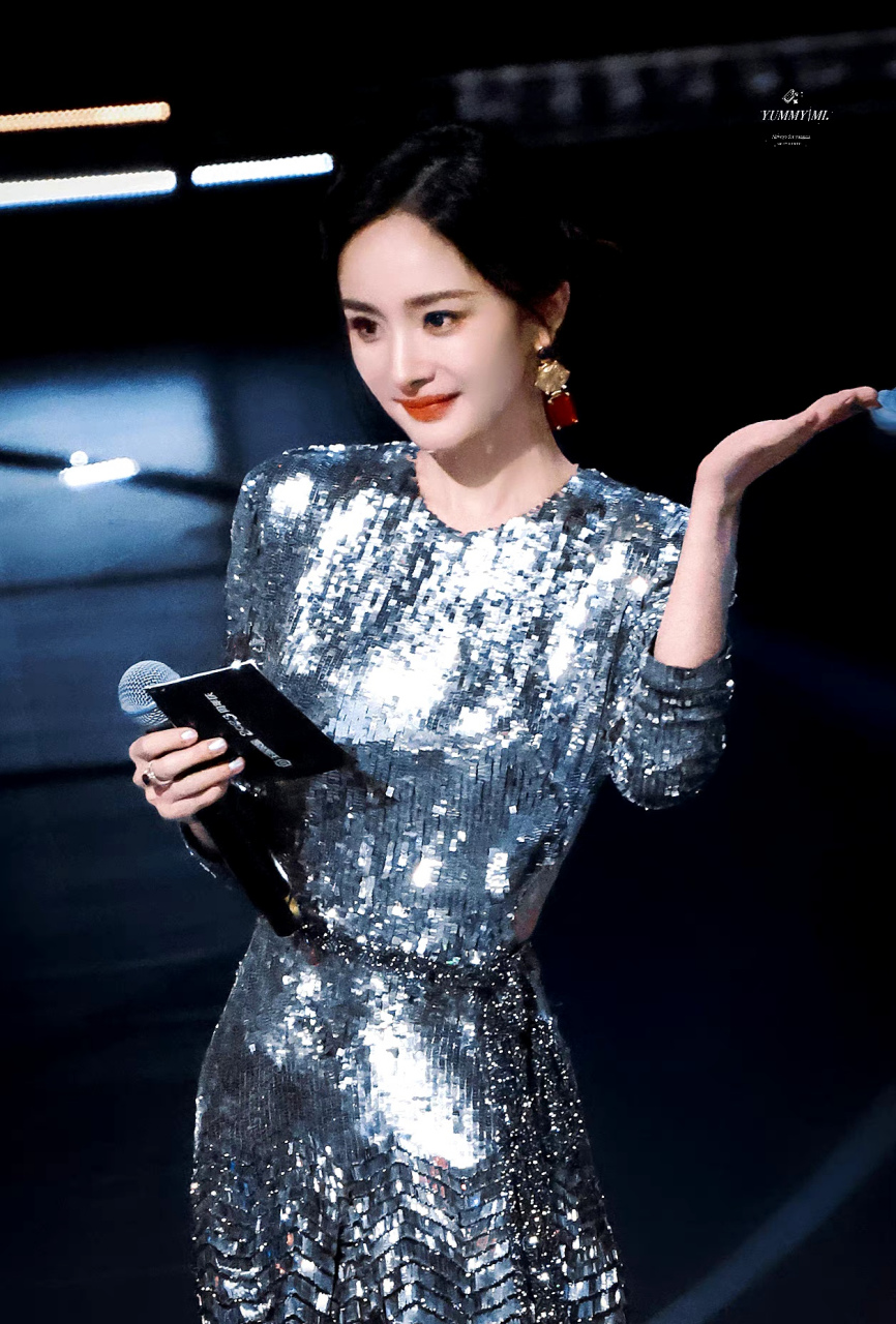 杨幂的裙子好闪啊,整个人闪闪发光的美,一出场的惊艳感给到了
