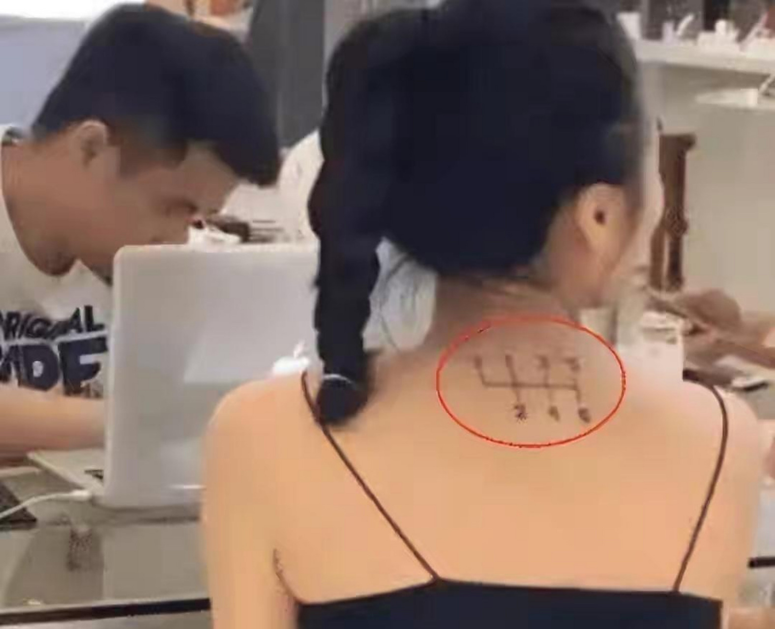 看了她的纹身,我笑出了声,把档位纹脖子上啥意思?