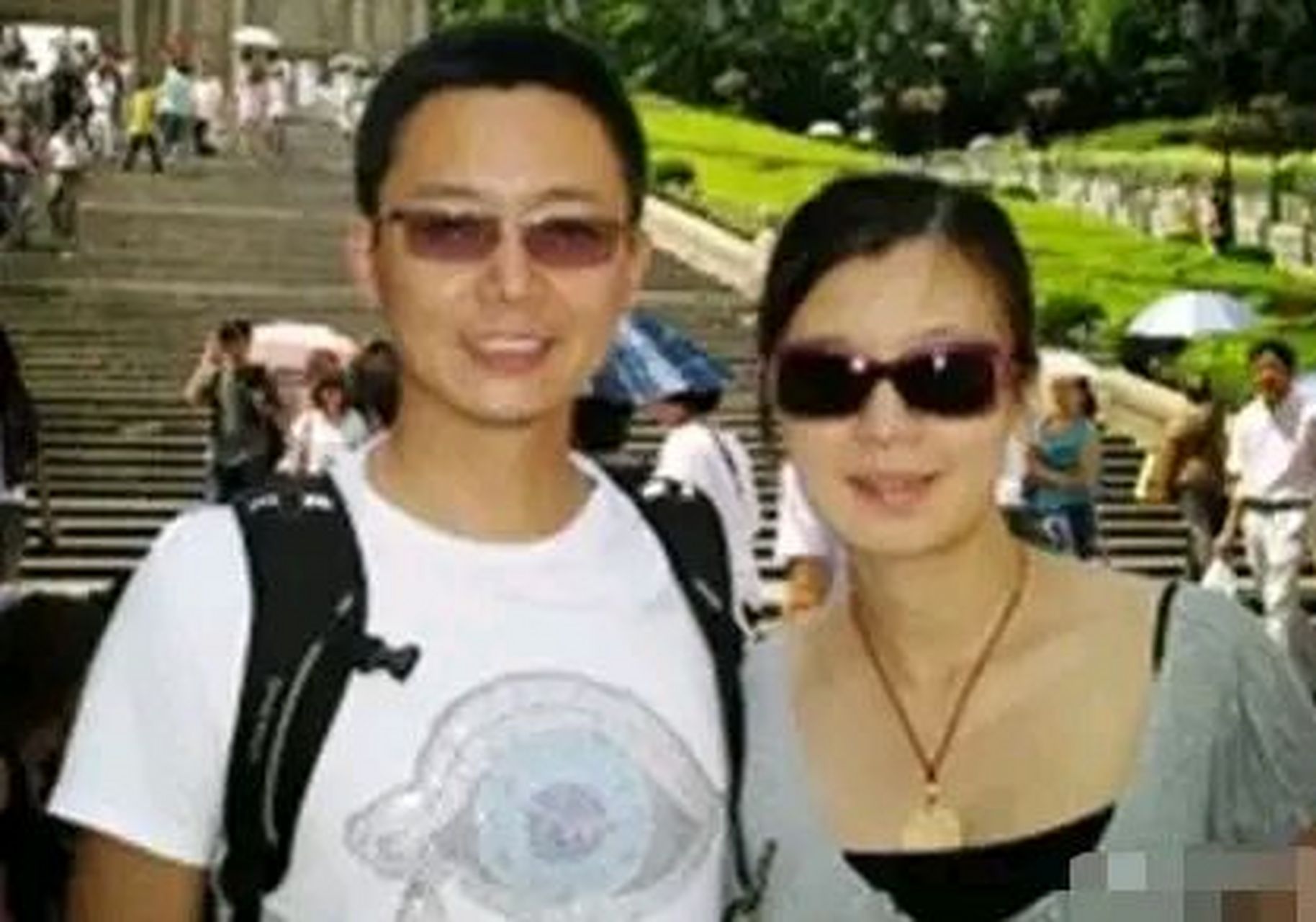 有一天,刘奕君拍完戏回到家,妻子对他说:"我们离婚吧,我在你身上看不