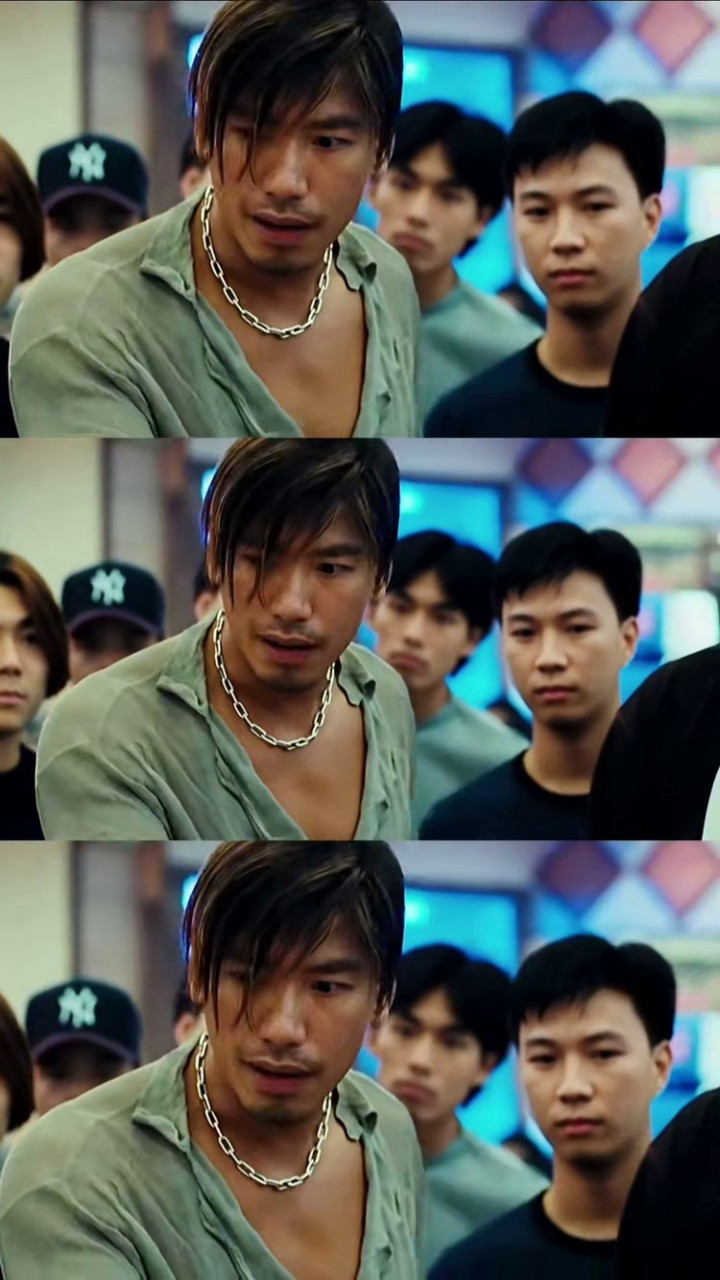 香港演员张耀扬在拍古惑仔3只手遮天时,被导演要求摔关公像.