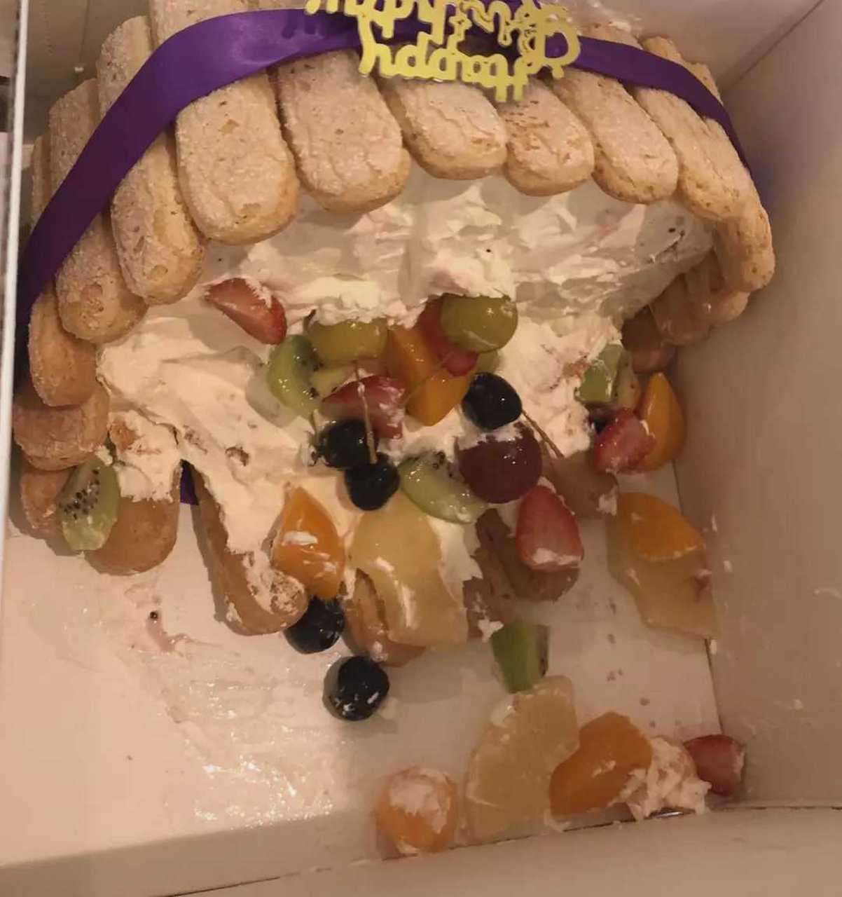 "买蛋糕还不如买一只烧鸡",说完把蛋糕扔在地上,听到这样的话真的无法