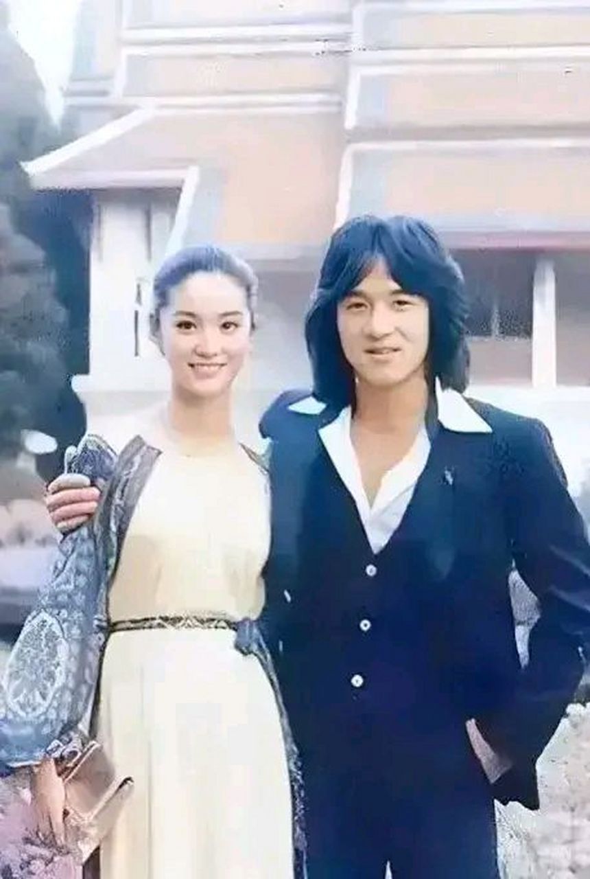 这是当年成龙和林青霞年轻时候的一张合影,面对漂亮女人,成龙这只"咸