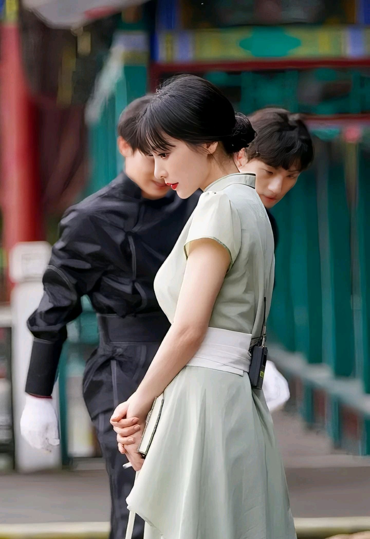 柳岩穿改良旗袍身材凹凸有致 蛮腰纤细事业线傲人