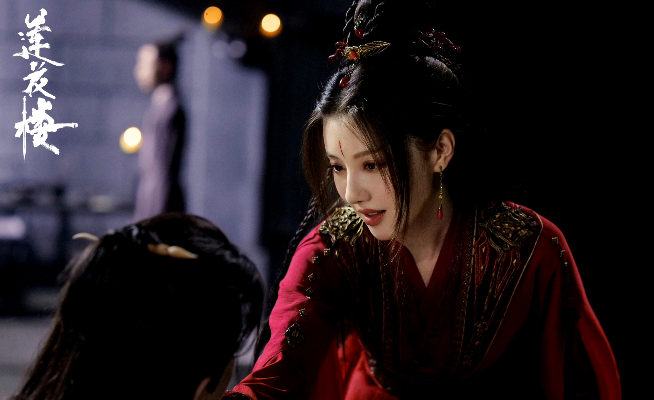 而是先挑断其手筋脚筋,然后关到自己的房间里慢慢折磨.