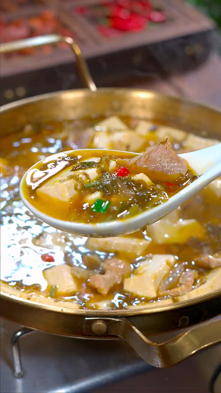 酸菜炖豆腐这样做太好吃了,酸酸辣辣的,特别下饭.