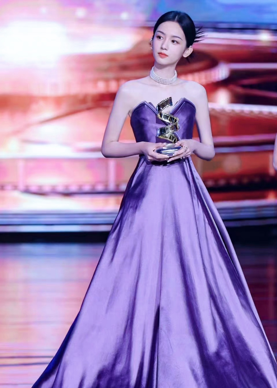 周也这套紫色裙子衬托出她高贵典雅,用心了 #周也