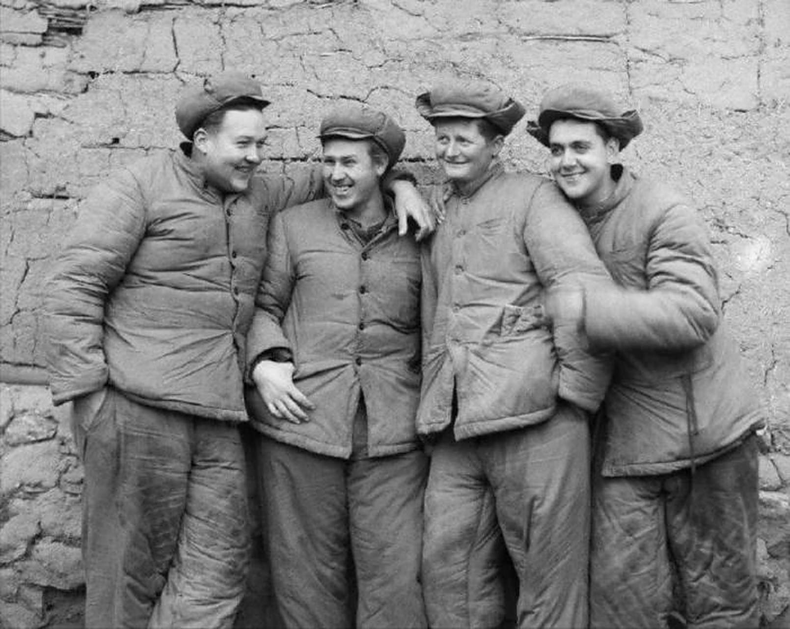 朝鲜战场上几名被俘虏的美国大兵,照片中他们穿着志愿者的厚棉袄,勾肩