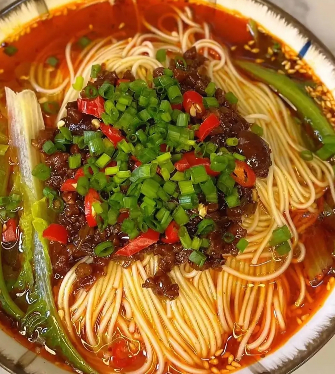 我的美食分享#  麻辣肉沫小面  食材准备:面条,青菜,肉末  具体做法