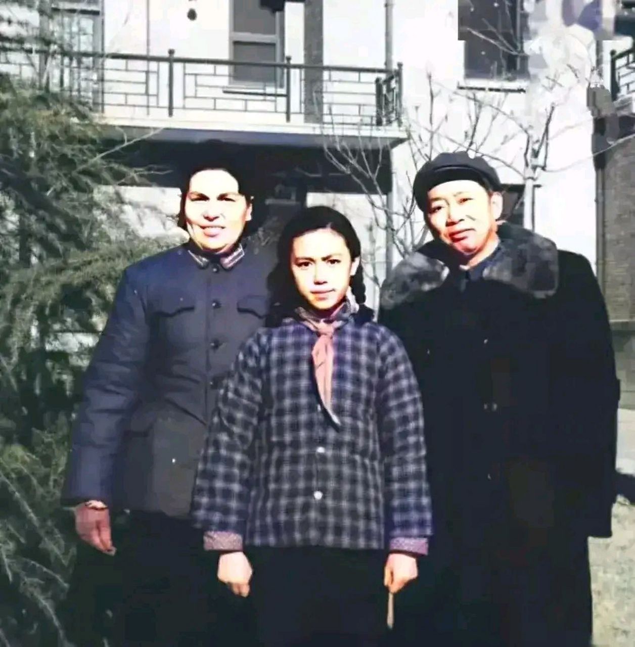 1956年,刘亚楼的家庭照,镜头中的人分别是:妻子翟云英,女儿刘煜鸿.