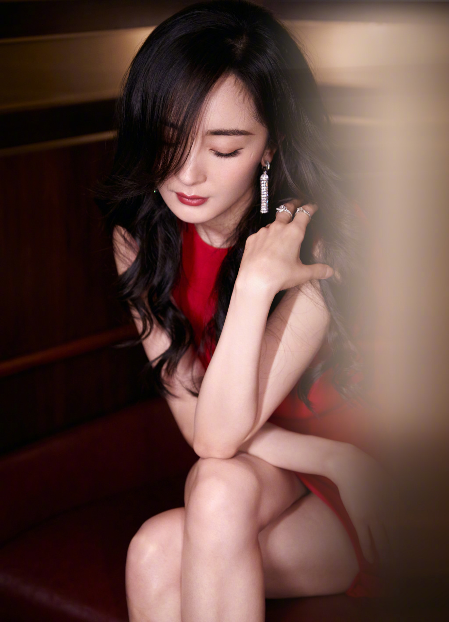 杨幂  一字带凉鞋秀美腿玉足