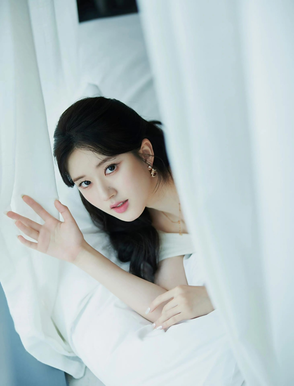 1,陪伴谢霆锋二十八年,三十九岁未婚先孕生下女儿