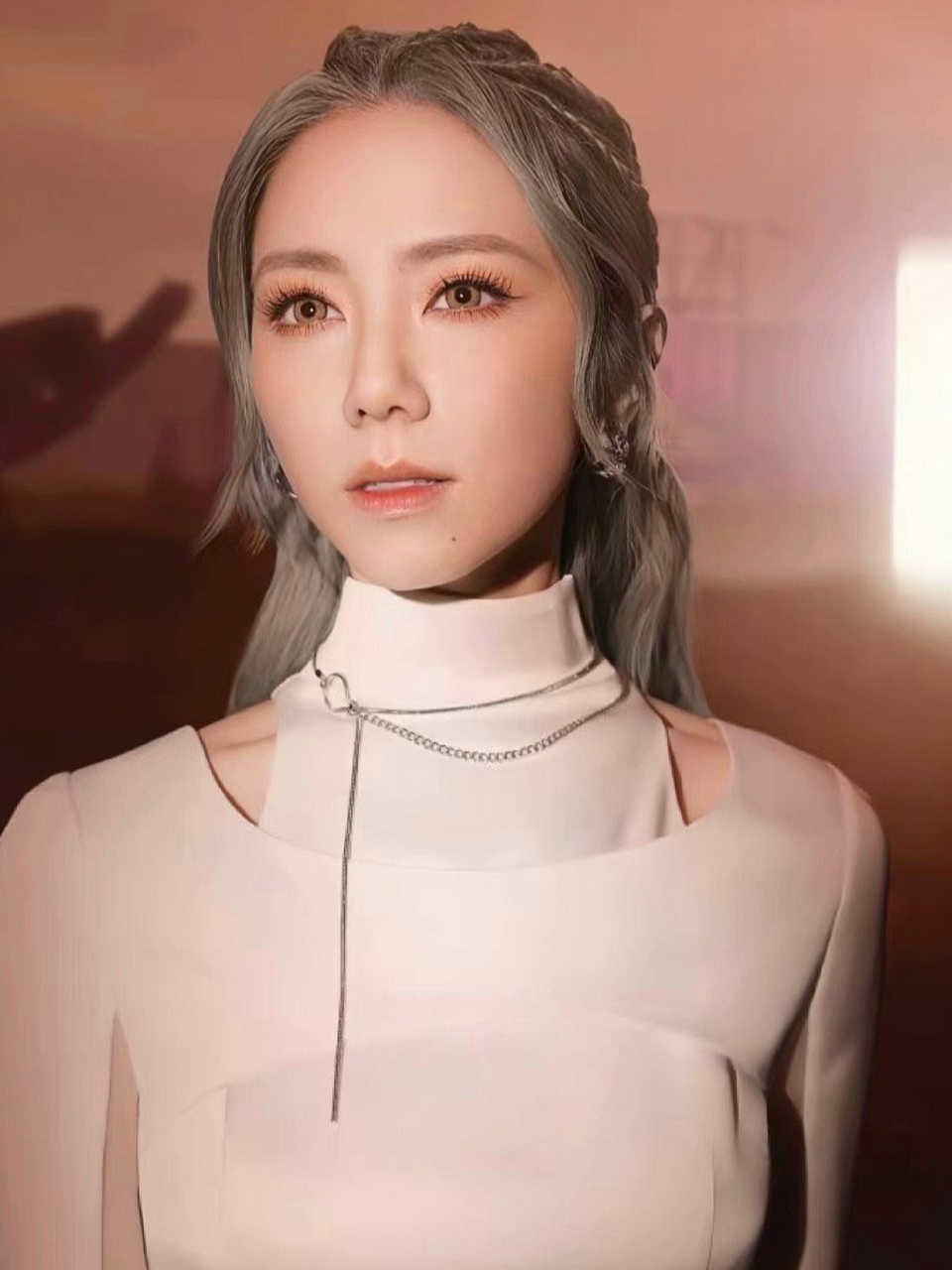 邓紫棋美拉德妆# 邓紫棋美拉德妆搭配编发也太酷了吧,邓紫棋你美得不