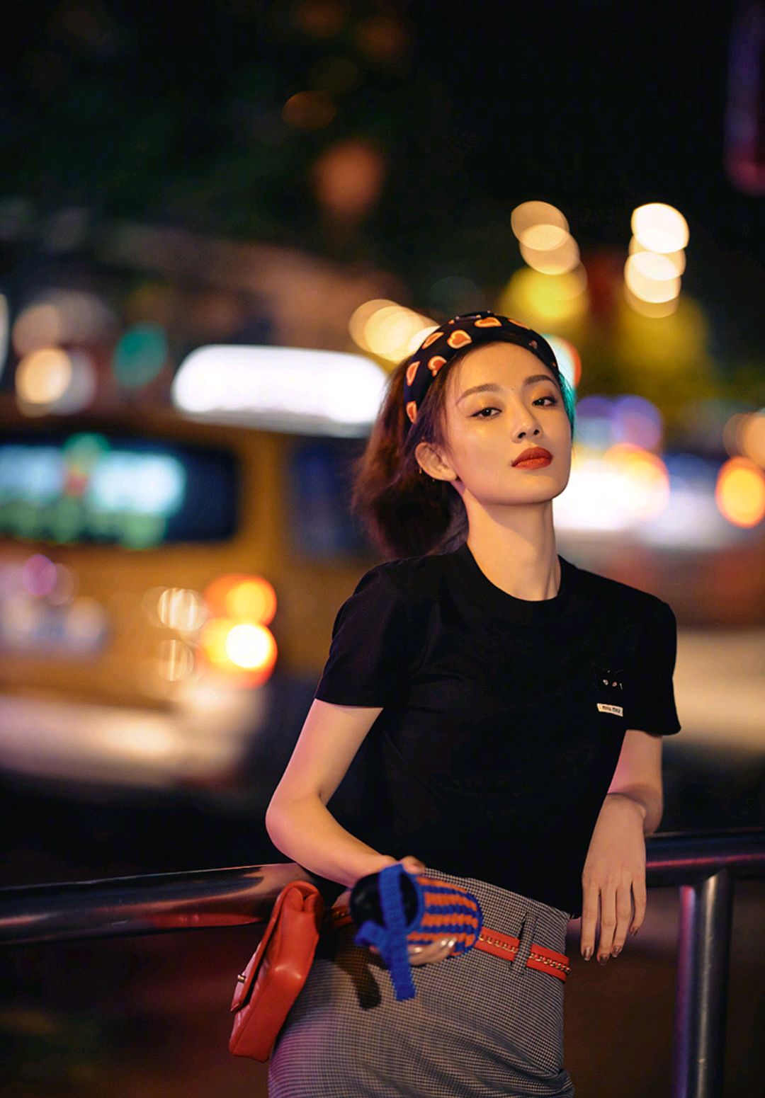 孙佳雨晒出一组时尚街拍,蓝橘色拼接针织杯套更是亮眼十足