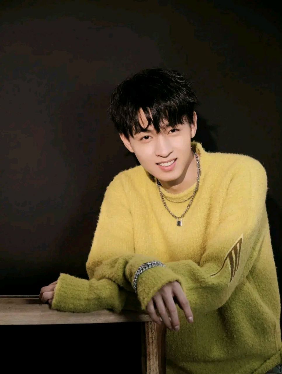 秦霄贤私下就是个花花公子,虽然家里挺有钱的,但圈内女艺人都不敢招惹