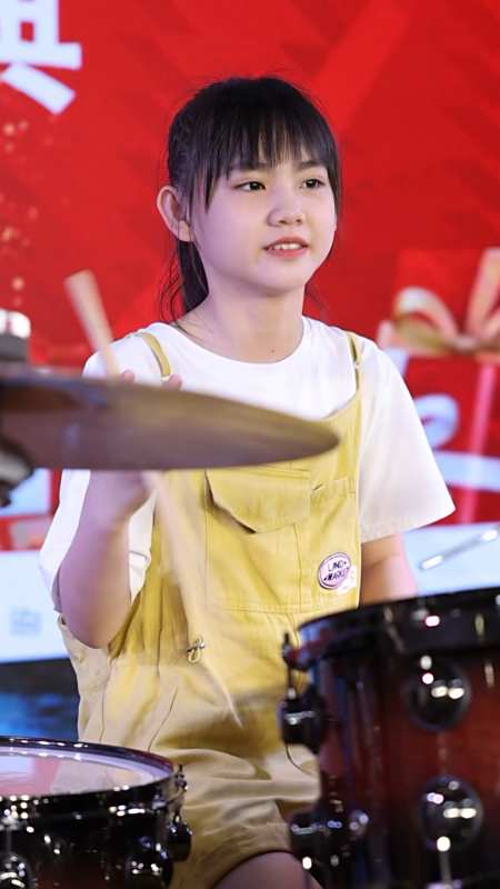 小鼓手妞妞架子鼓演奏歌曲(爱)-度小视