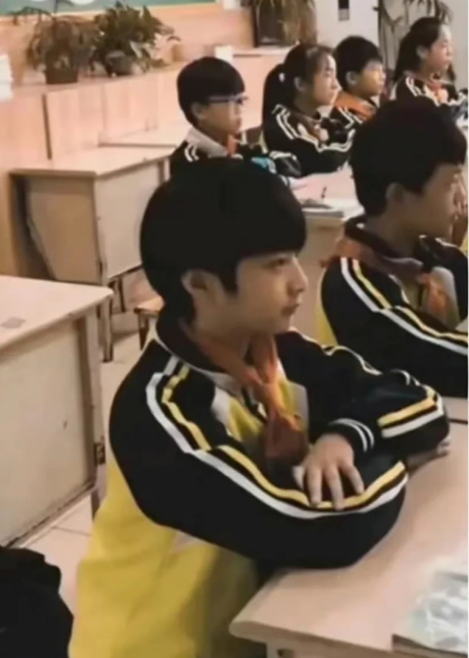 刘耀文同学从小就是班里脑袋最圆的小朋友吧!