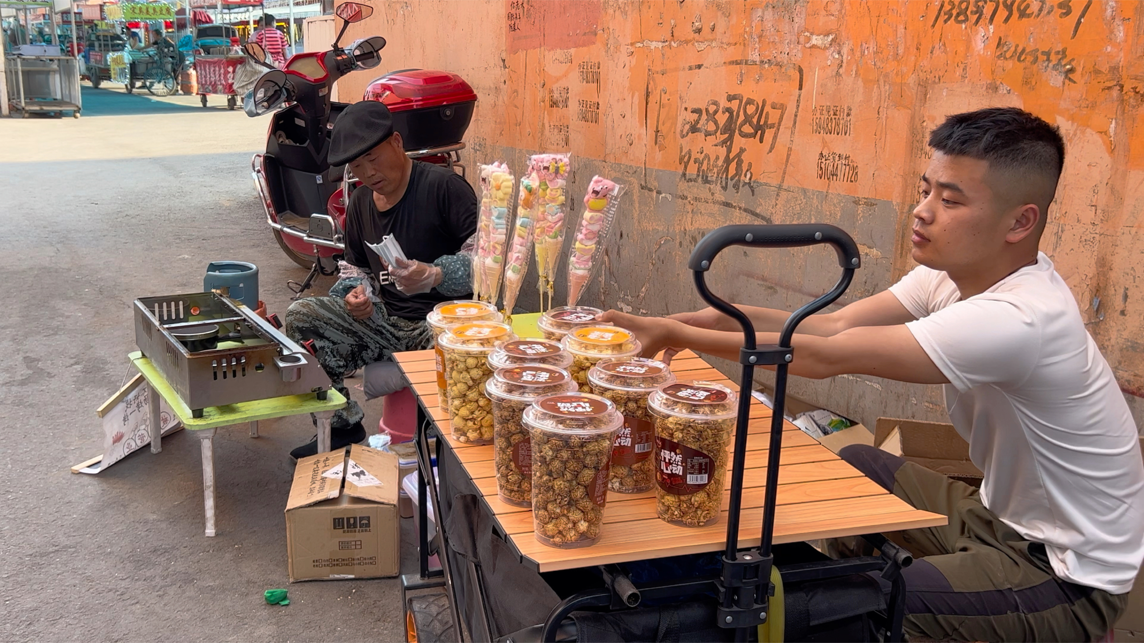 残疾父子去夜市门口摆摊,三点多出去的九点回来的,赚了30多块钱