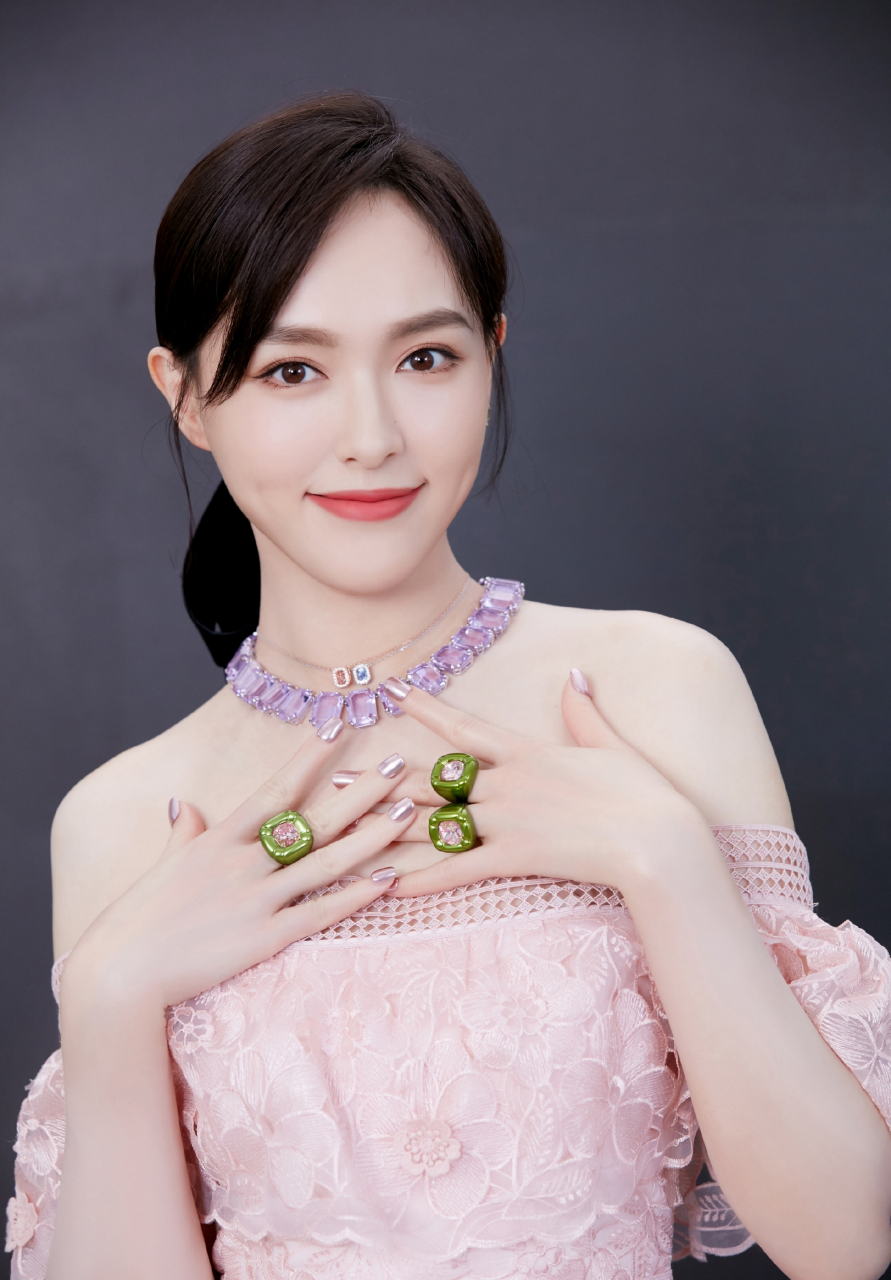 这件粉色连衣裙非常适合唐嫣,让她看起来更加美丽.