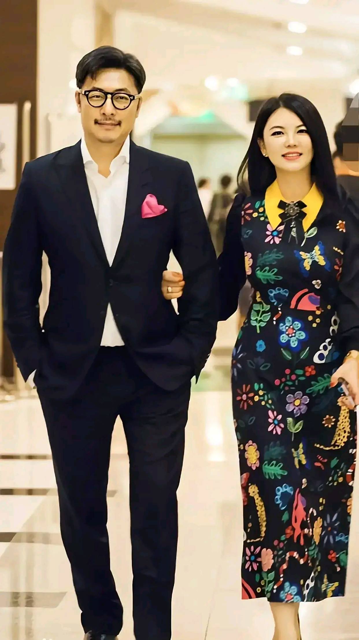 明星夫妻合影充满恩爱,幸福满满