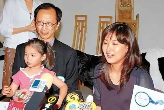 43岁跳水皇后伏明霞不顾高龄生四胎?只为老公开心,很是相爱