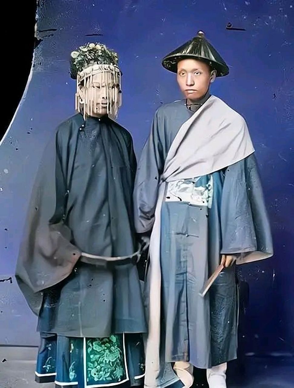 晚清时期,一对新婚夫妻拍摄的结婚照,照片中新郎穿着官服,戴着一顶