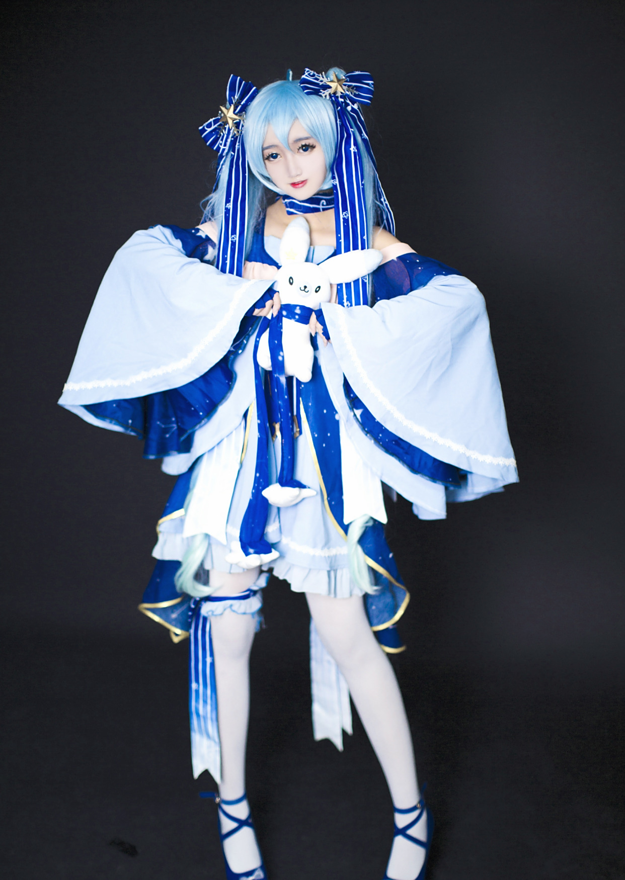 cosplay:初音未来和兔子玩偶的合照,更有让人心动的"白丝"福利