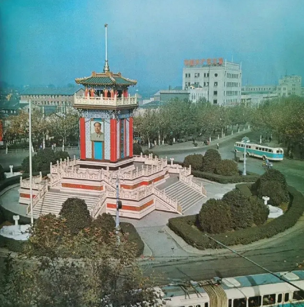 1971年,南京,有人说这是新街口,还有人说这是鼓楼广场,你看呢?