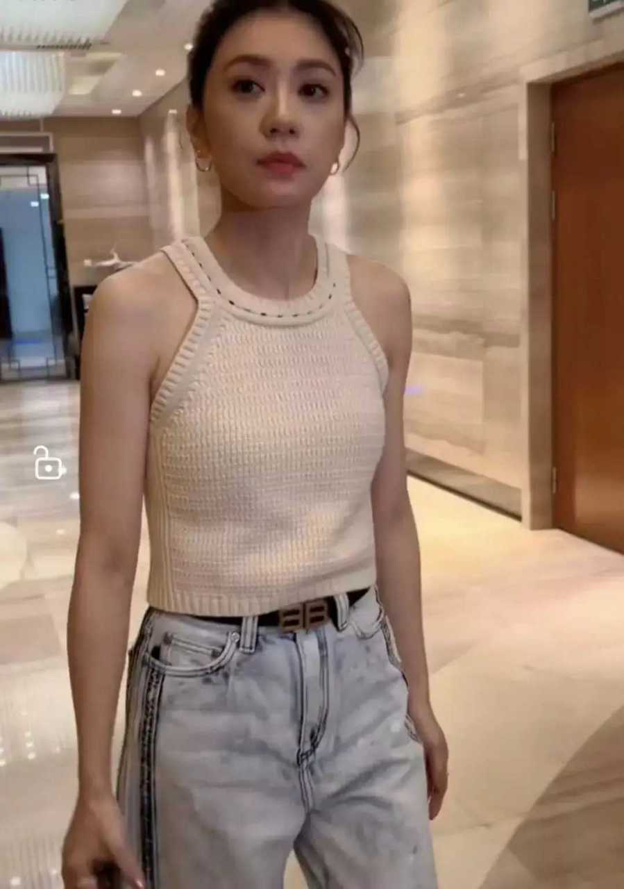 近日,一组为"浪姐4"第二次录制,现身机场的贾静雯照片曝光.