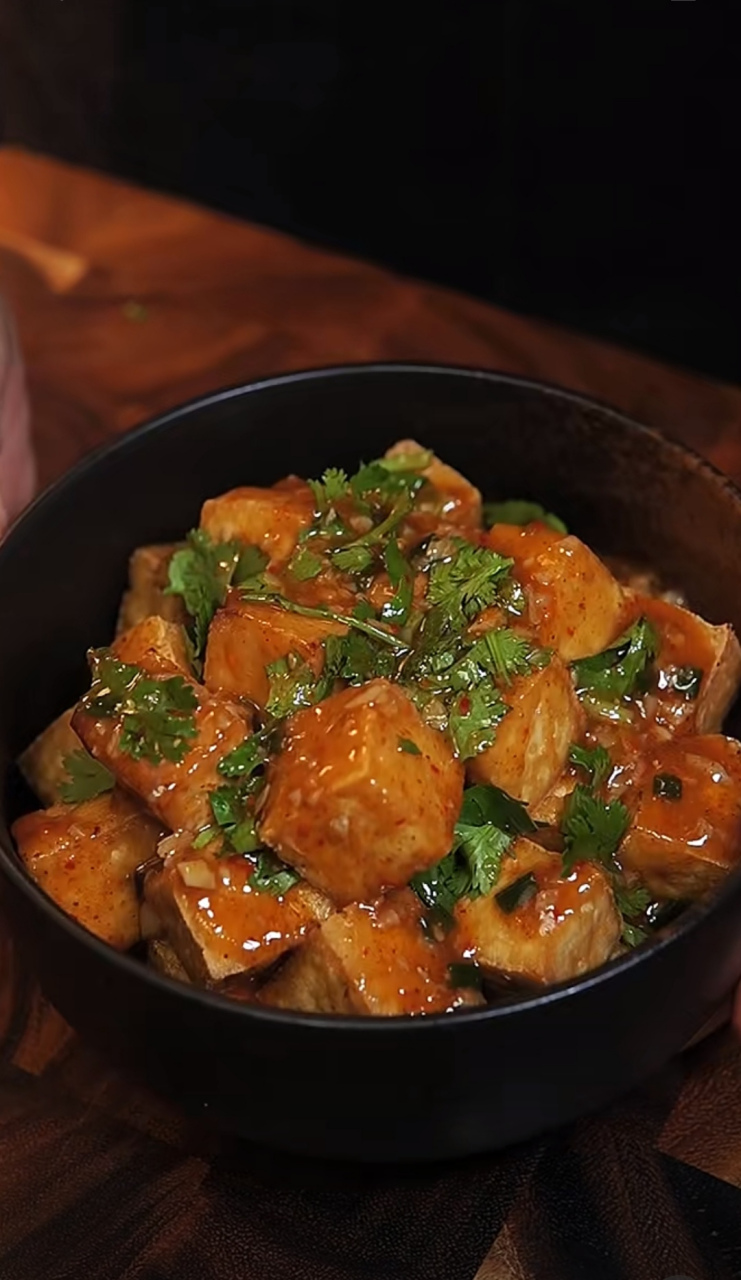 夜市上好吃的浇汁豆腐,在家就能做,豆腐切成方块,油温六成热下锅炸至