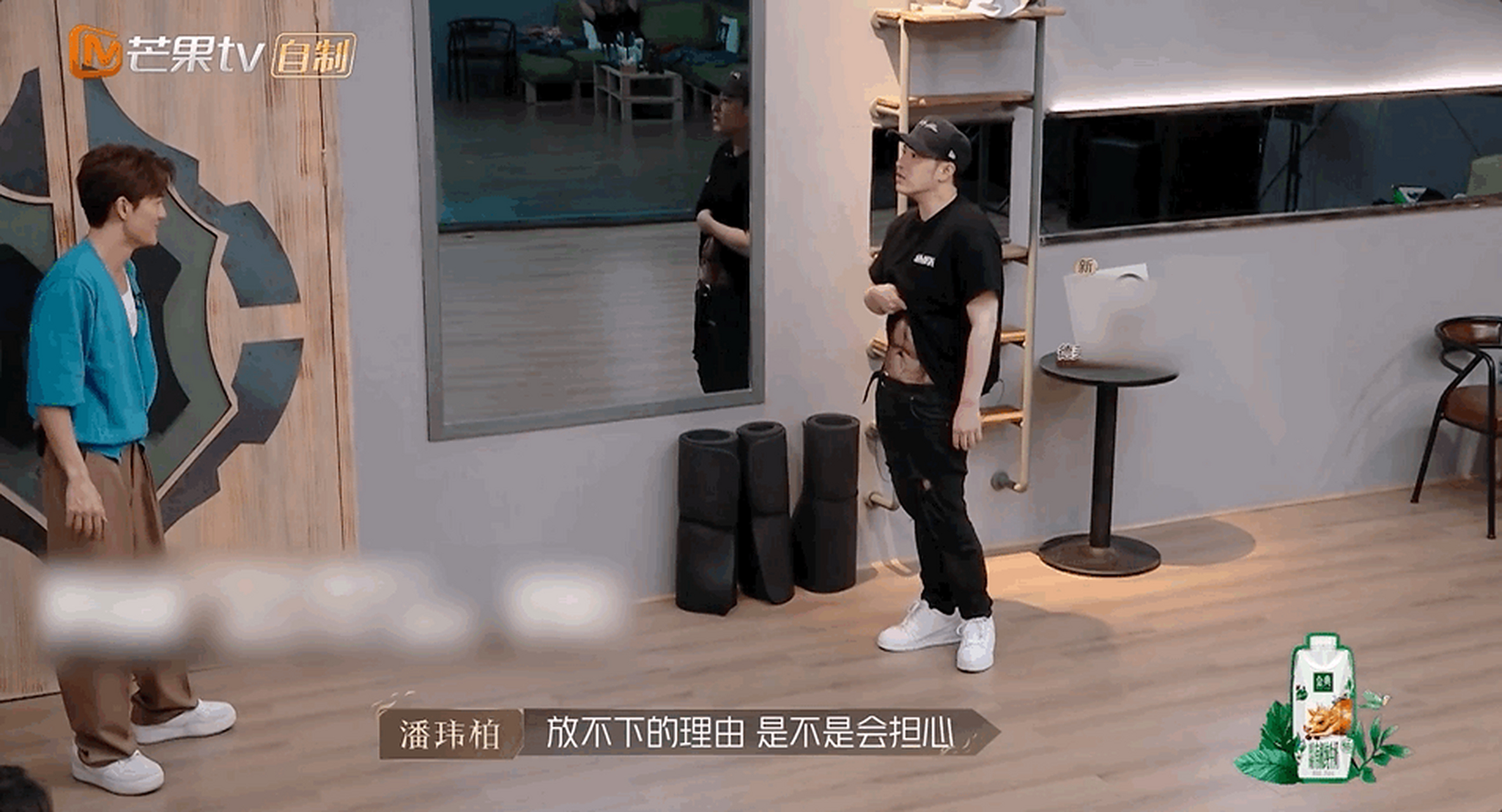 潘玮柏这腹肌看着可还行![得意][得意]  #gif创作人