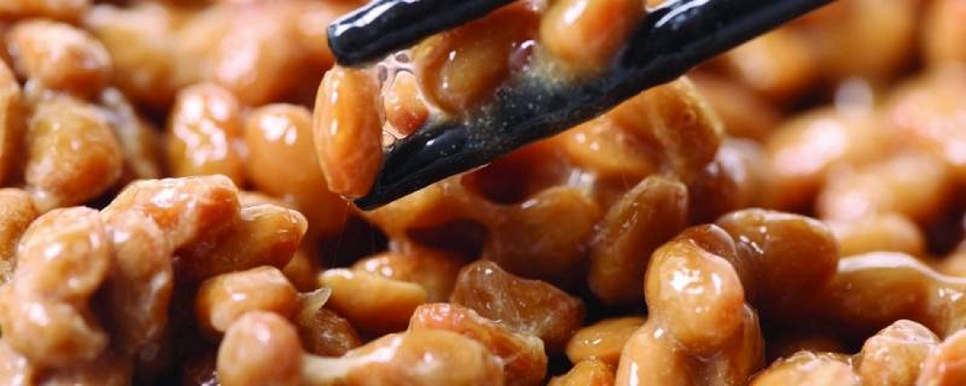 你爱吃纳豆吗# 纳豆的由来和做法 纳豆是黄豆经过纳豆菌发酵而成的豆