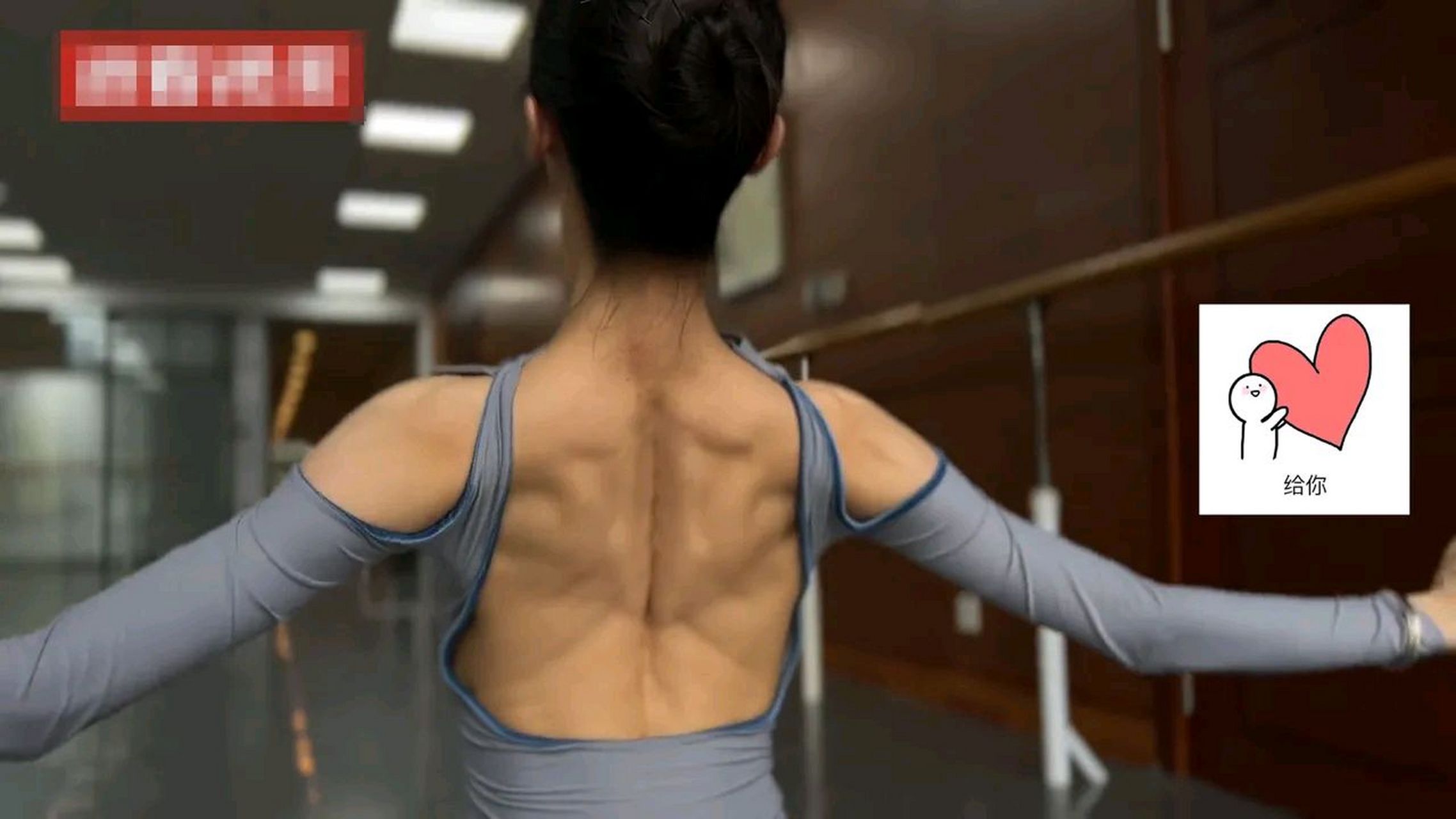 芭蕾舞女演员,展示后背肌肉,骨感与肌肉并存如展翅蝴蝶,就问你,服吗?