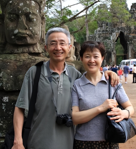 "网红教授"戴建业:我妻子一盒药5万1,你在这儿跟我谈文人风骨?