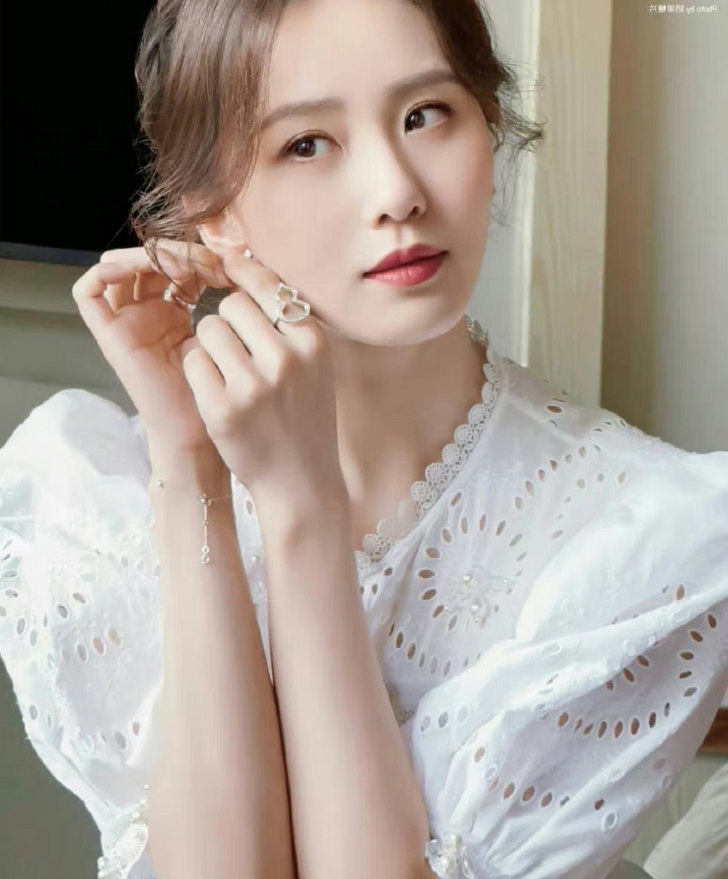 刘诗诗# 一身纯白镂空泡泡袖长裙,清纯甜美的容颜,端庄优雅的气质