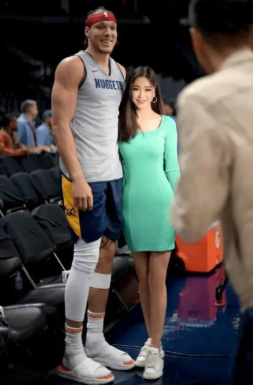 nba球星玩中国美女图片