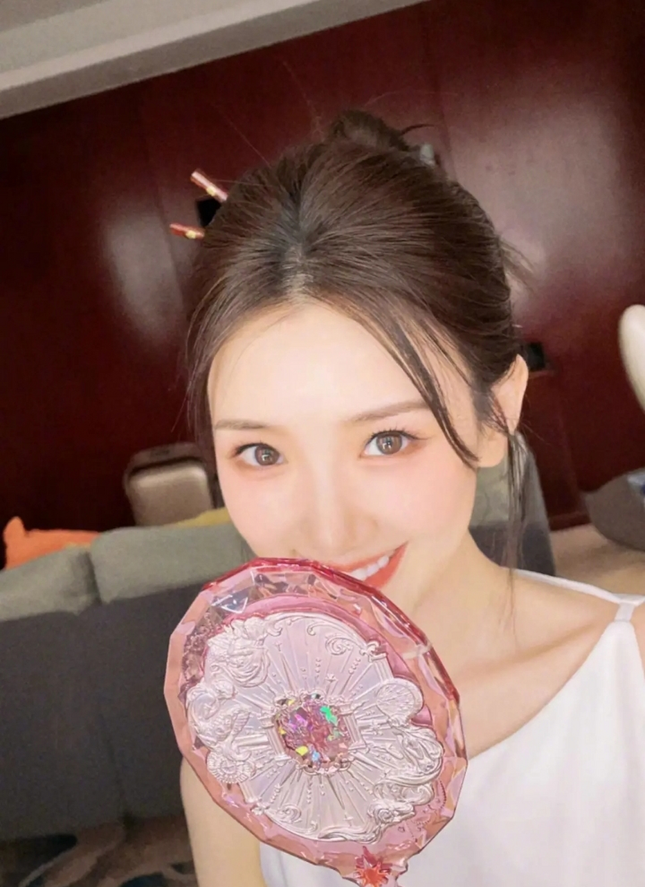 毛晓彤光脚晒体重,滑滑的小脚丫好可爱