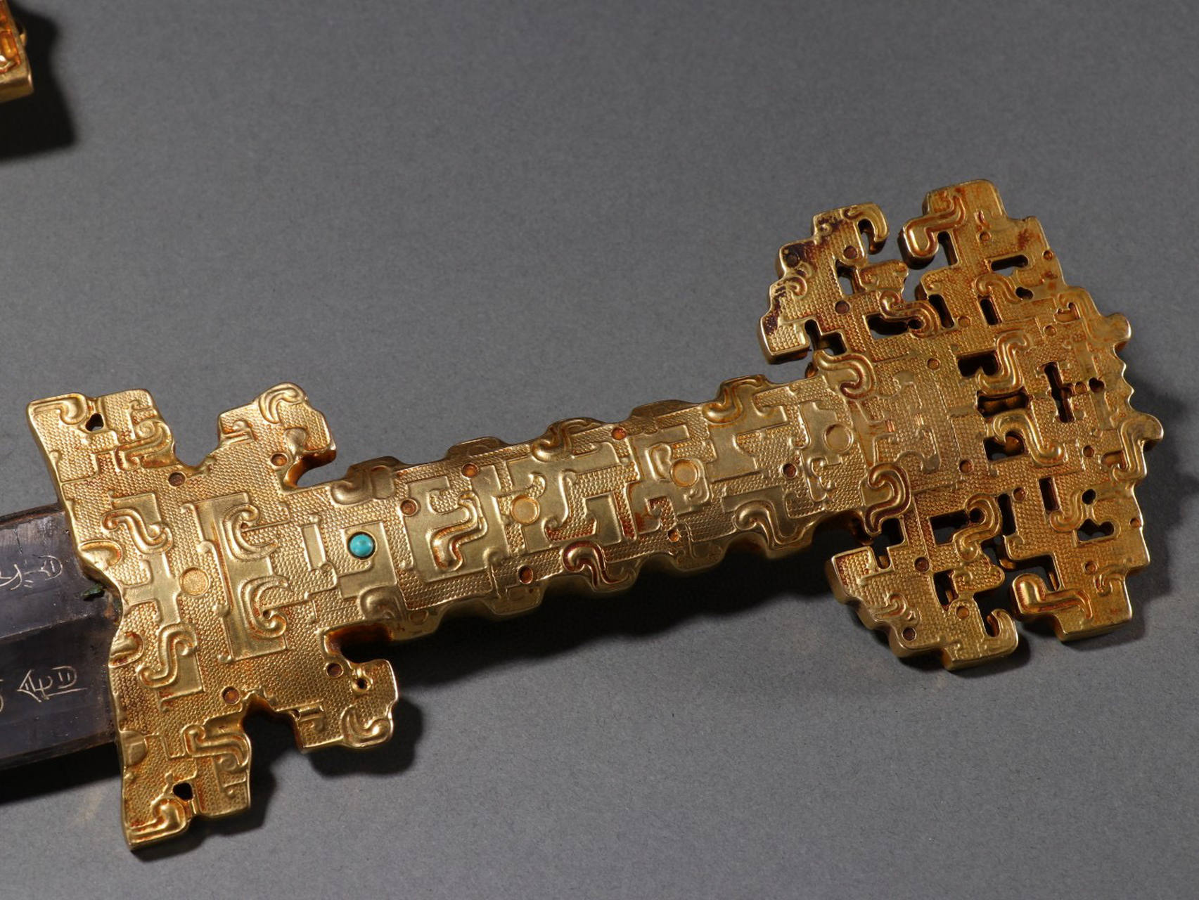 回流 铜错金银嵌宝石剑. 规格:长74.5㎝宽10.5㎝重2256g