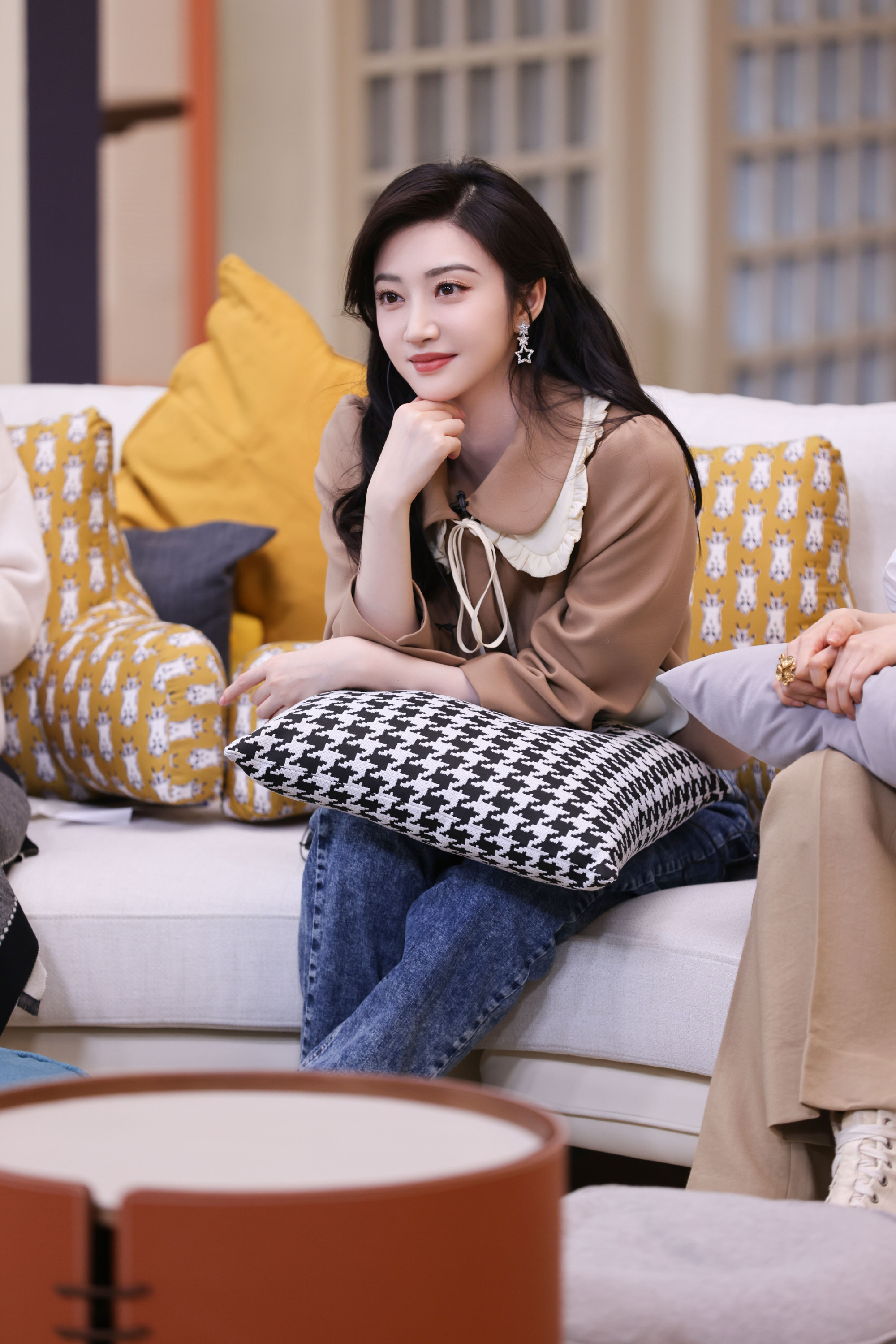 跟着明星学穿搭:景甜娃娃领衬衣搭配牛仔半身裙,也太可爱了吧