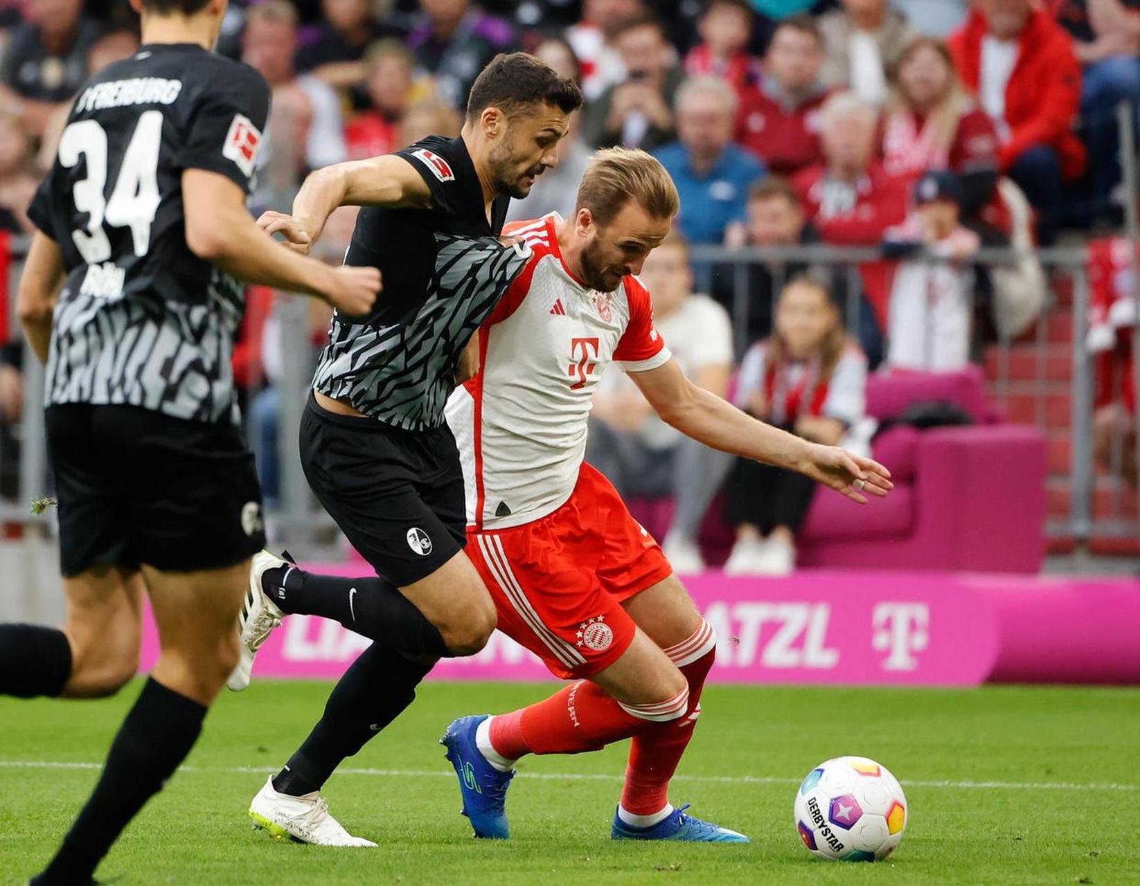 拜仁球星科曼本场大放异彩,完成两次助攻并打入两球,助力拜仁3-0战胜