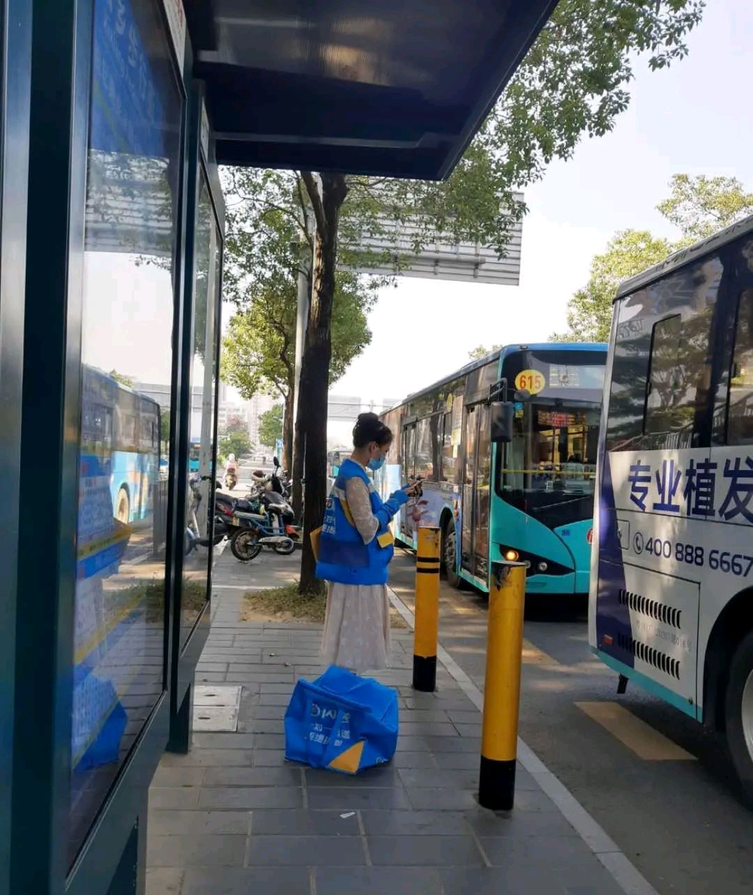 深圳宝安西乡步行街公交站,同城跑腿姑娘却怀着孕,对此你怎么看
