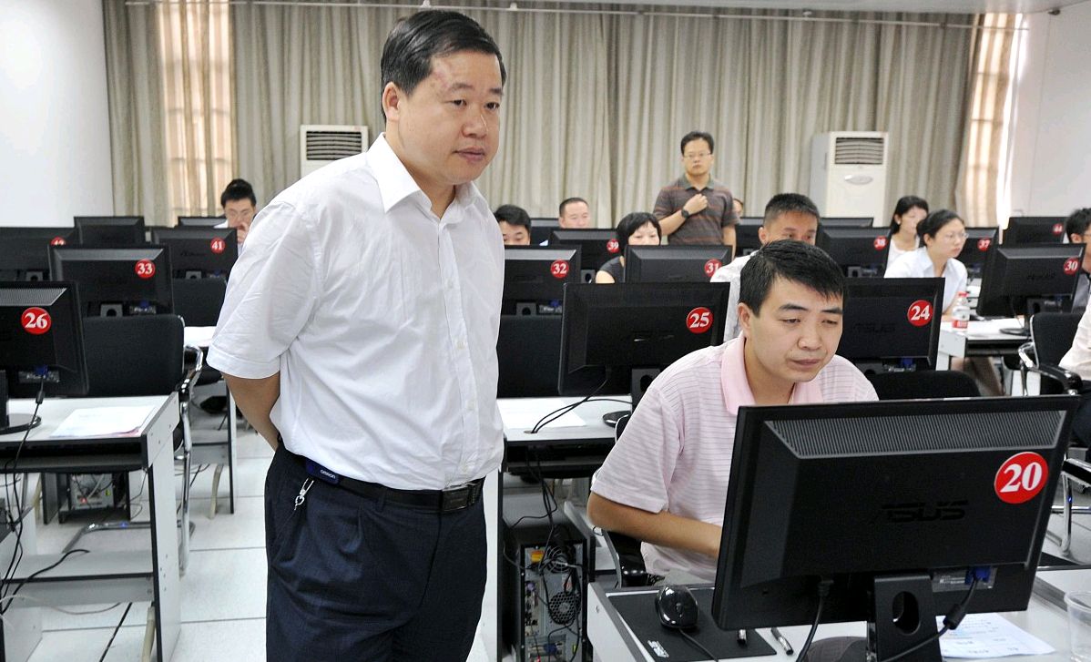 领导在大领导面前,前背手;在小领导面前,后背手.有什么讲究呢