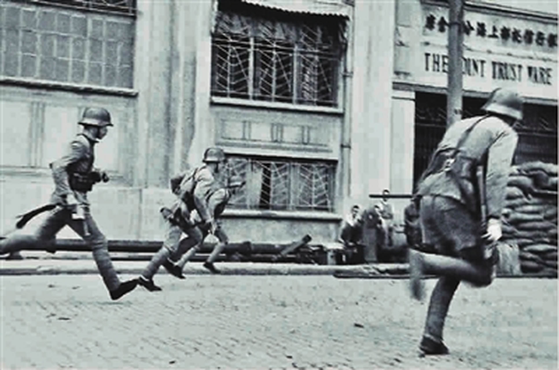 1937年,淞沪会战开始之初,一位年轻士兵即将奔赴前线,在临走的前一刻