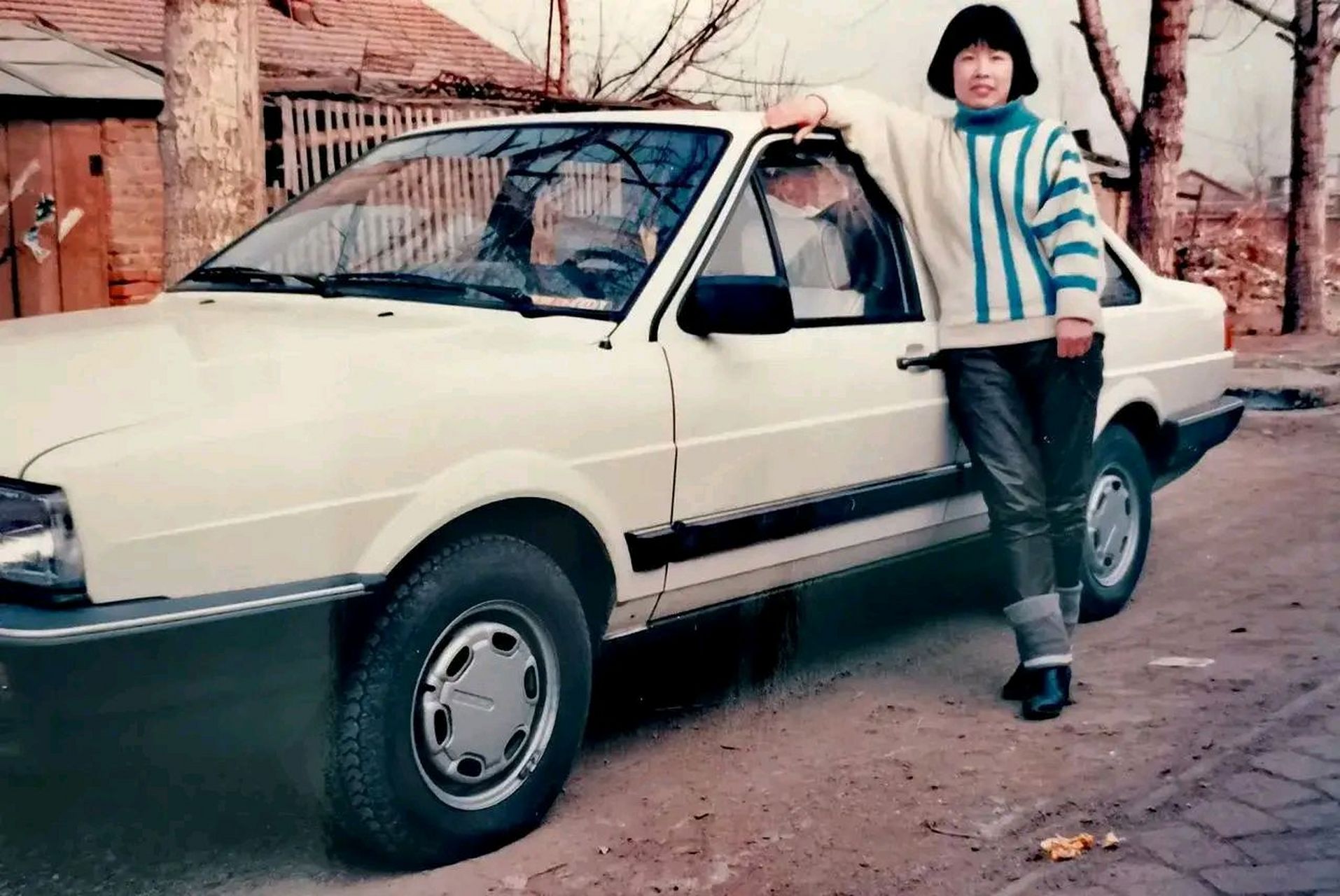 这张照片拍摄于1988年,成都市双流县籍田镇的国营成都电视设备厂里