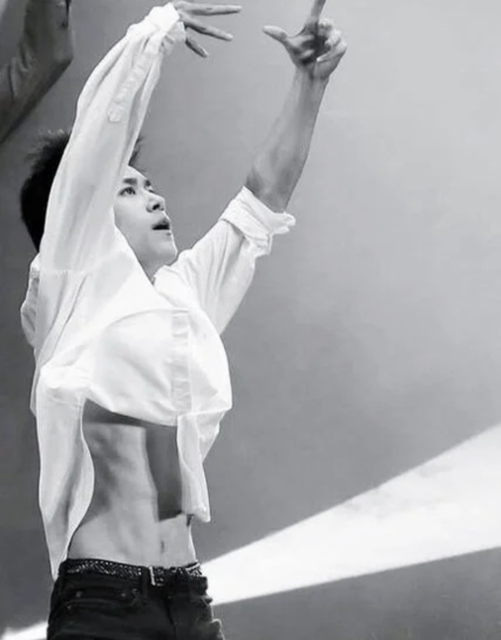 易烊千玺的腹肌